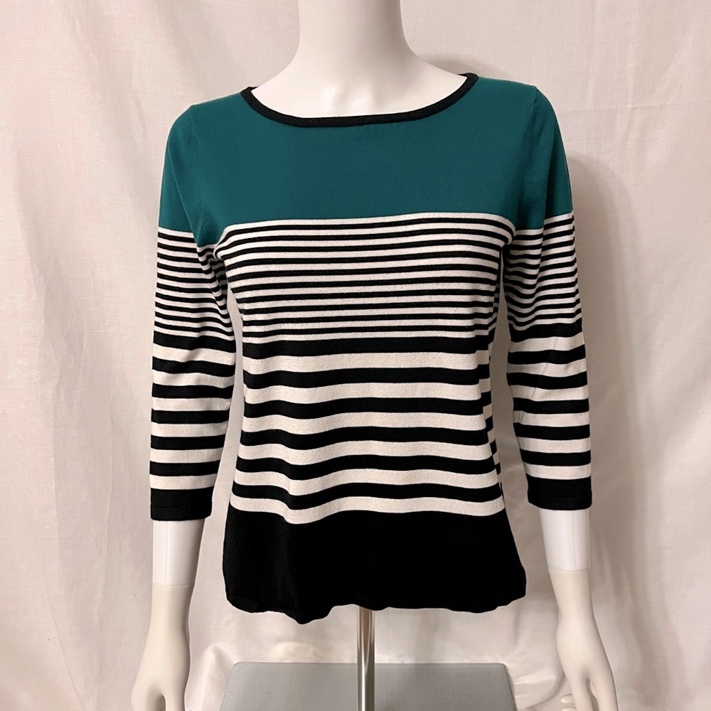 Knitted sweater with 3/4 sleeves